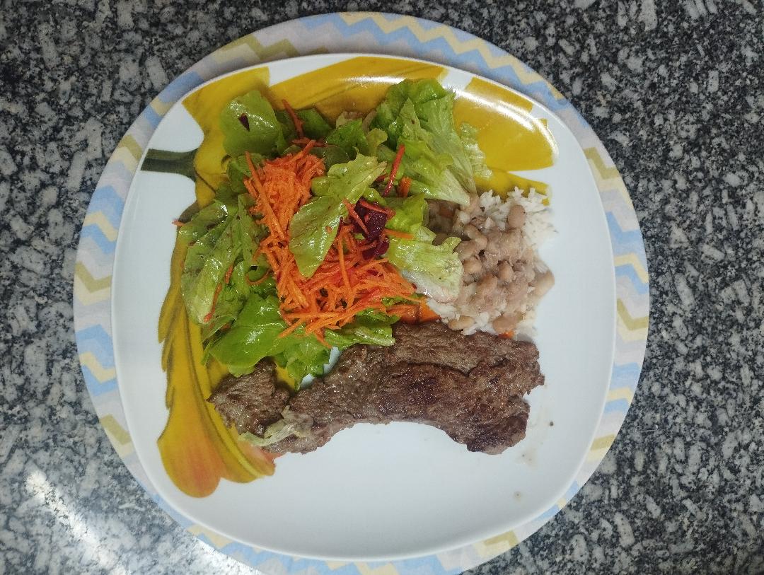 Prato equilibrado com salada, arroz, feijão e carne